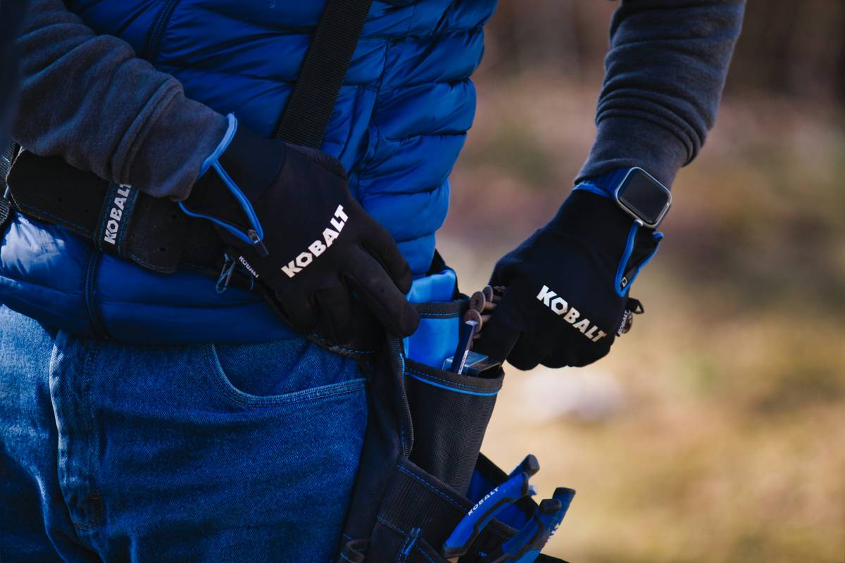 Diagram showing pressure distribution on hand with poor vs. optimal adjustable straps