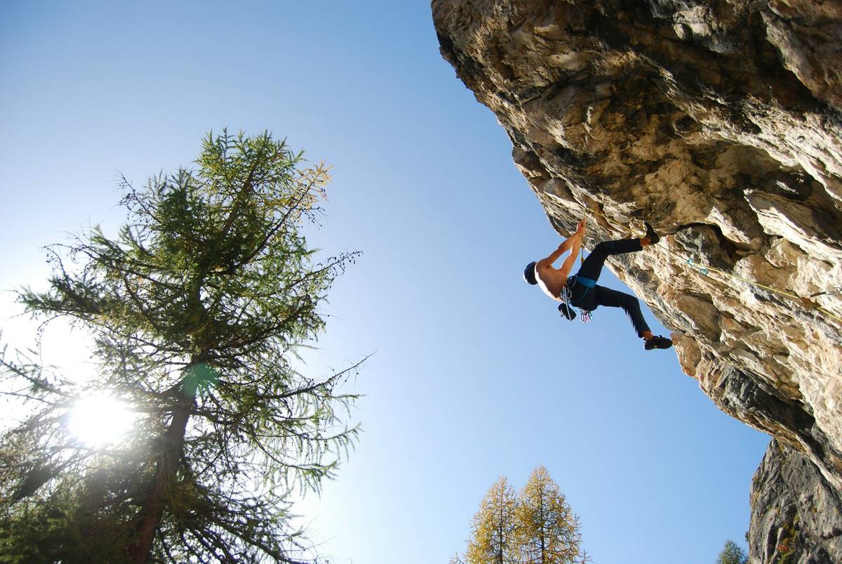 Climber switching between bare hands and minimalist gloves mid-route for optimal Hand Fatigue Reduction