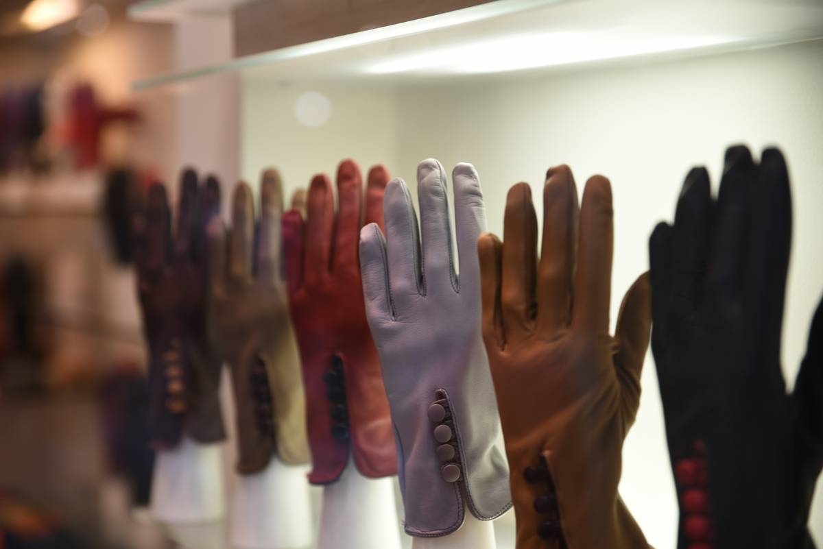 Close-up of climbing gloves demonstrating Hand Fatigue Reduction through ergonomic seam placement